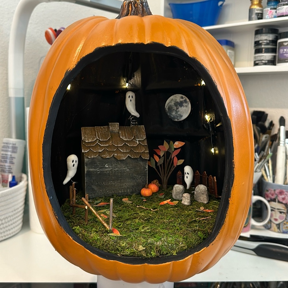 Light-up Pumpkin Diorama